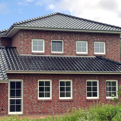 Dom jednorodzinny z dachówki Flandern czarnej matowej