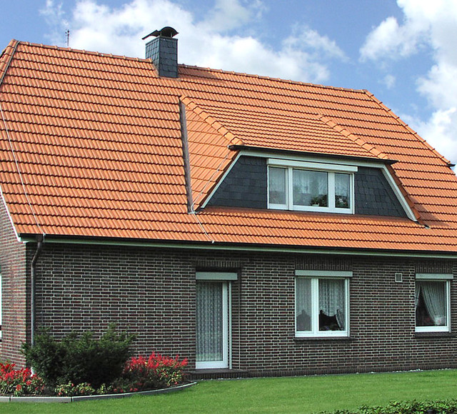 Dom jednorodzinny z dachówki Elsass czerwonej naturalnej
