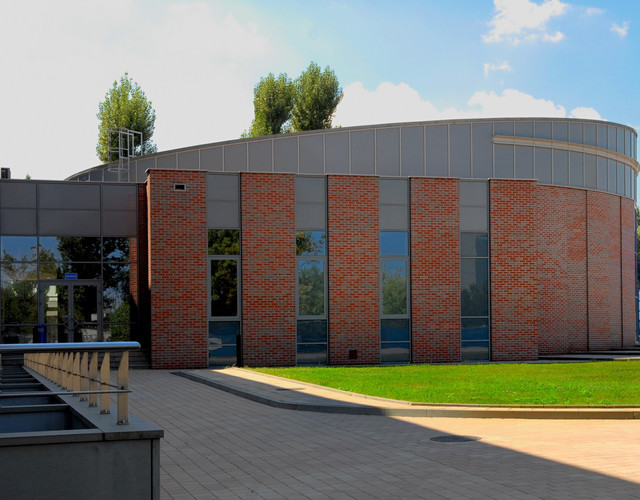 Krakowska Szkoła Wyższa z cegły Canberra cieniowana gładka