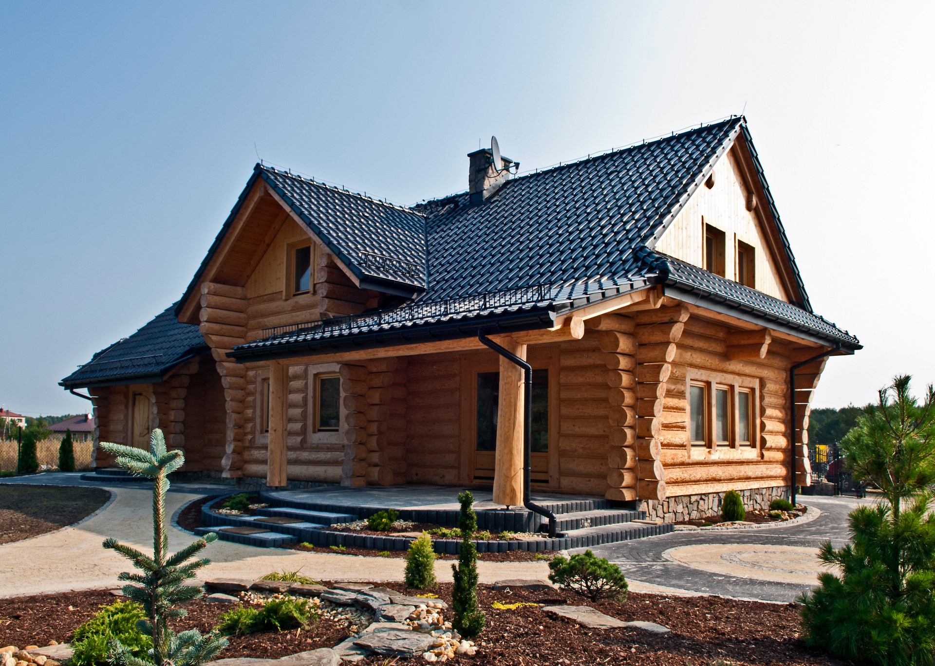 Бревенчатый дом с черной крышей