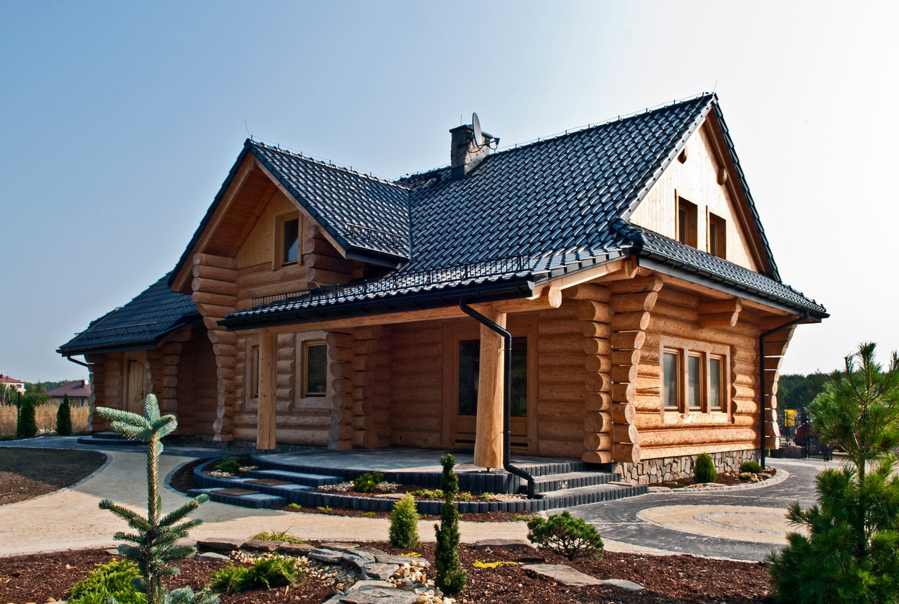 Drewniany dom z dachówką Röben