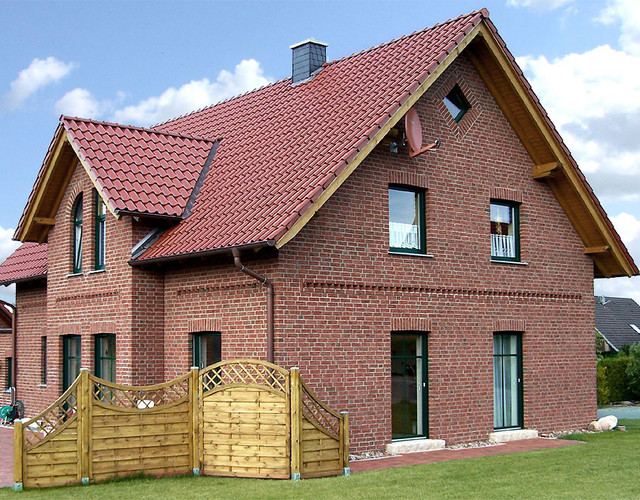 Domy jednorodzinne z cegły Formback jasnoczerwonej cieniowanej