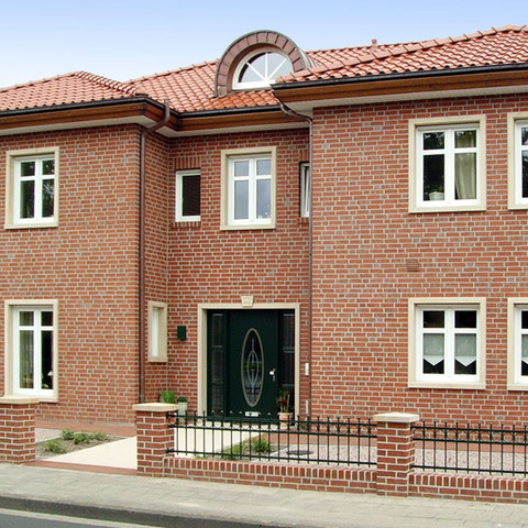 Budynek mieszkalny z cegły Wiesmoor jasnoczerwonej cieniowanej