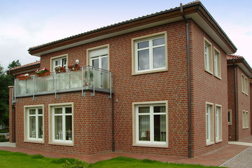 Budynki mieszkalne z cegły Wiesmoor jasnoczerwonej cieniowanej