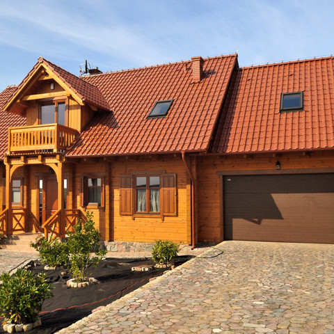 Dachówka MONZAplus miedziana z drewnianą elewacją domu