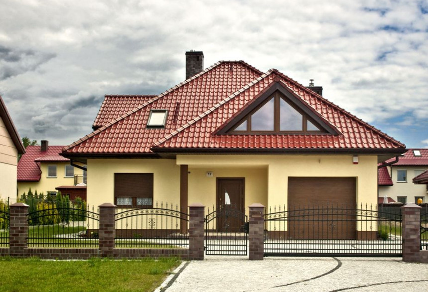 Dom jednorodzinny z dachówki MONZA kasztanowej angobowanej