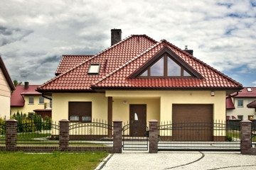 Dom jednorodzinny z dachówki MONZAplus kasztanowej angobowanej