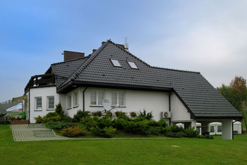 Dom jednorodzinny z dachówki MONZAplus tobago glazurowanej