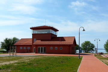 Obserwatorium ornitologiczne z czerwonej naturalnej dachówki Bornholm