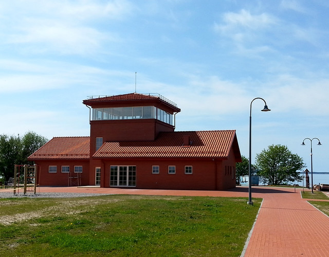 Obserwatorium ornitologiczne z czerwonej naturalnej dachówki Bornholm