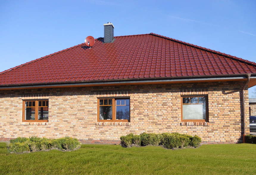 Dom jednorodzinny z dachówki Piemont kasztanowej angobowanej