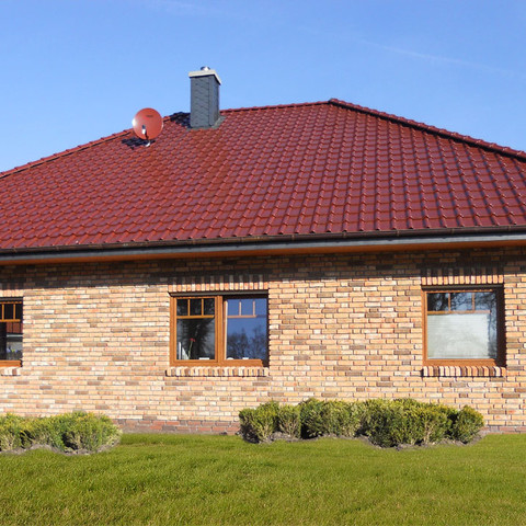Dom jednorodzinny z dachówki Piemont kasztanowej angobowanej