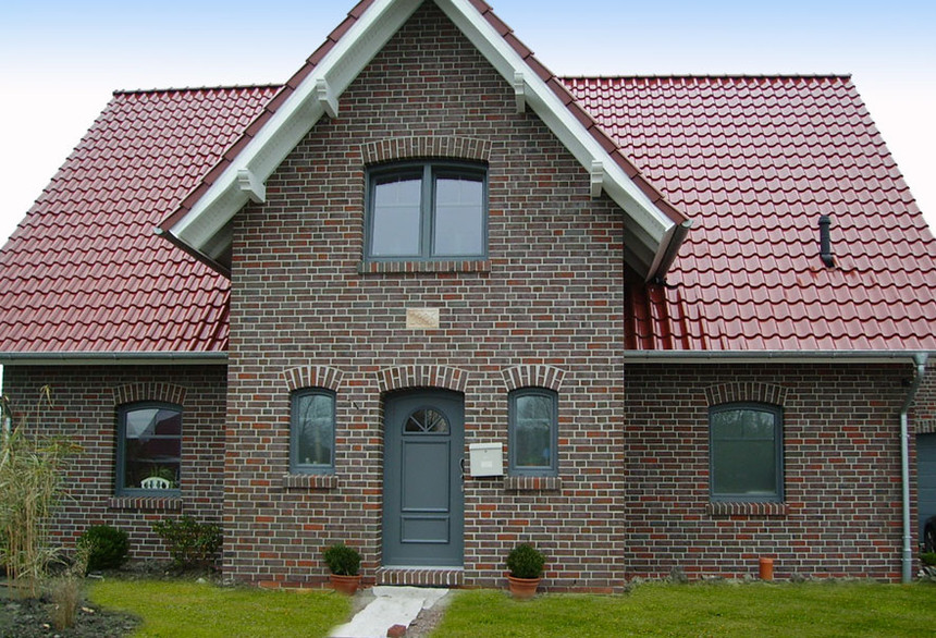 Dom jednorodzinny z dachówki Bornholm kasztanowej angobowanej