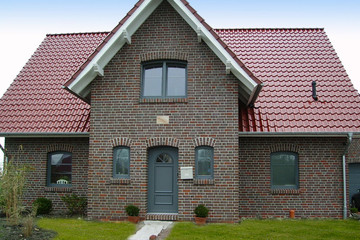 Dom jednorodzinny z dachówki Bornholm kasztanowej angobowanej