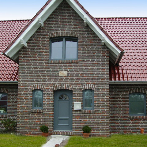 Dom jednorodzinny z dachówki Bornholm kasztanowej angobowanej