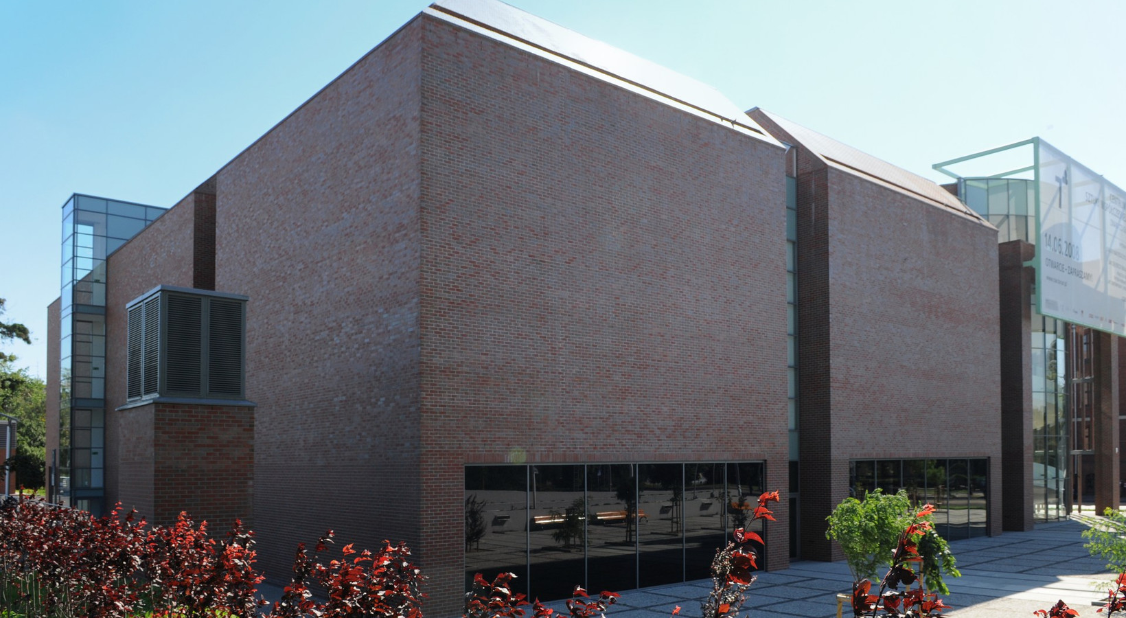 Centrum Sztuki Współczesnej w Toruniu z cegły Canberra cieniowana gładka