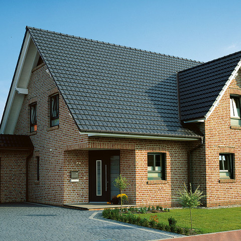 Dom jednorodzinny z dachówką Rheinland antracytowa