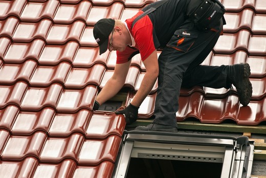 Jak zapewnić bezpieczeństwo dachu w czasie wichur?