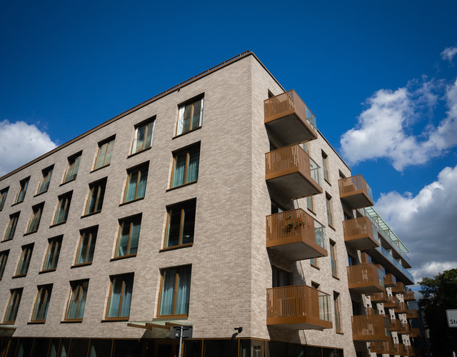 Apartamenty we Wrocławiu z płytki Aarhus biało-szarej